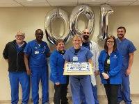 Dr. 阿萨德,博士. 诺顿,博士. Fadul和工作人员在圣弗朗西斯庆祝第100次直觉外科离子手术